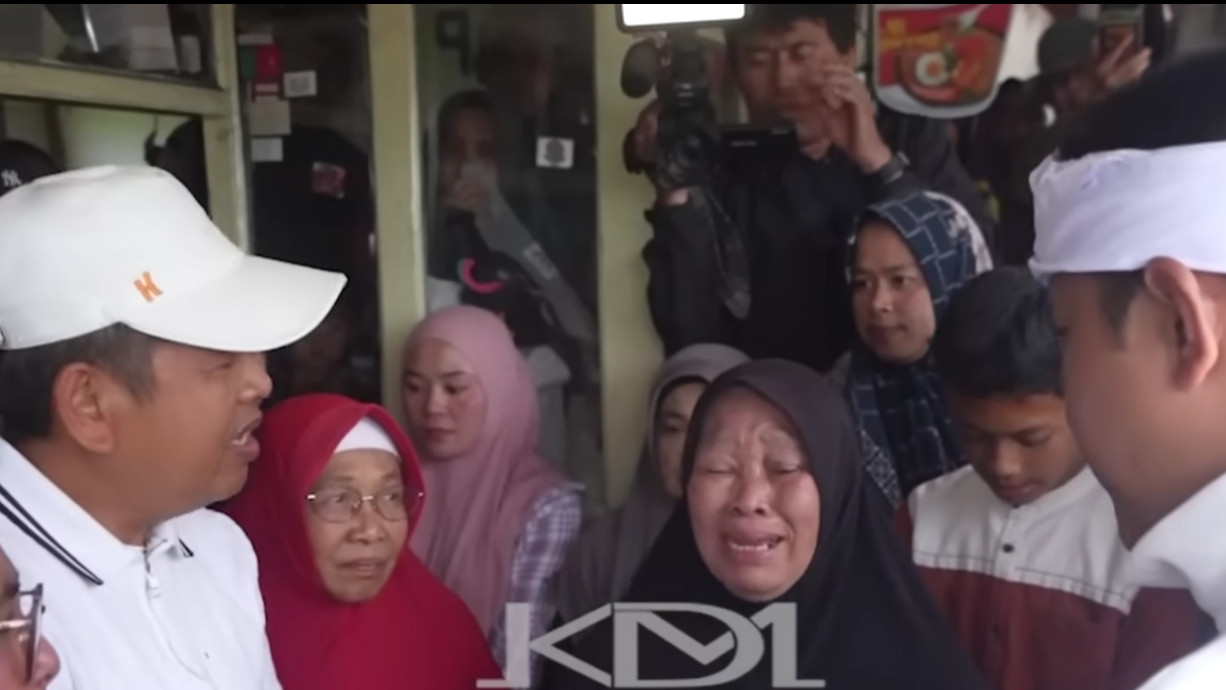 Dedi Mulyadi menghampiri warga yang kiosnya dibongkar di kawasan Ciloto, Puncak, Cianjur.