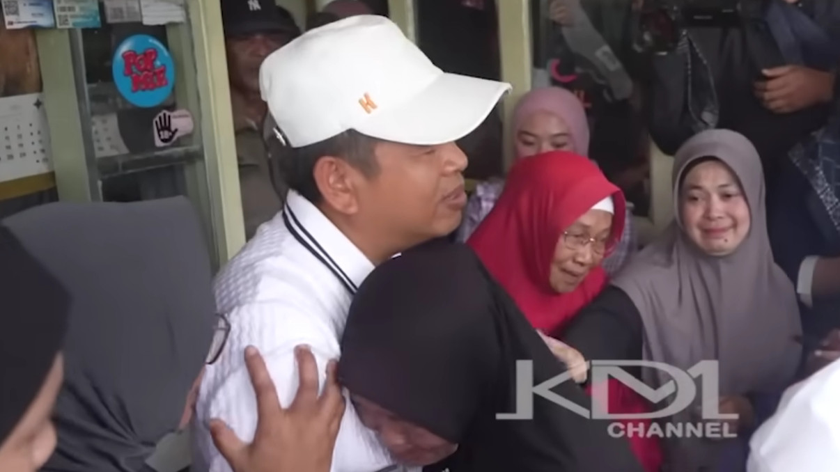 Dedi Mulyadi menghampiri warga yang kiosnya dibongkar di kawasan Ciloto, Puncak, Cianjur.