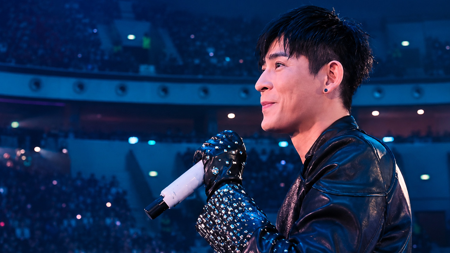 Personel F-FOREVER, Vic Chou saat tampil di konser yang digelar di Indonesia Arena, Kompleks Gelora Bung Karno (GBK), Jakarta, Kamis (28/5/2026)