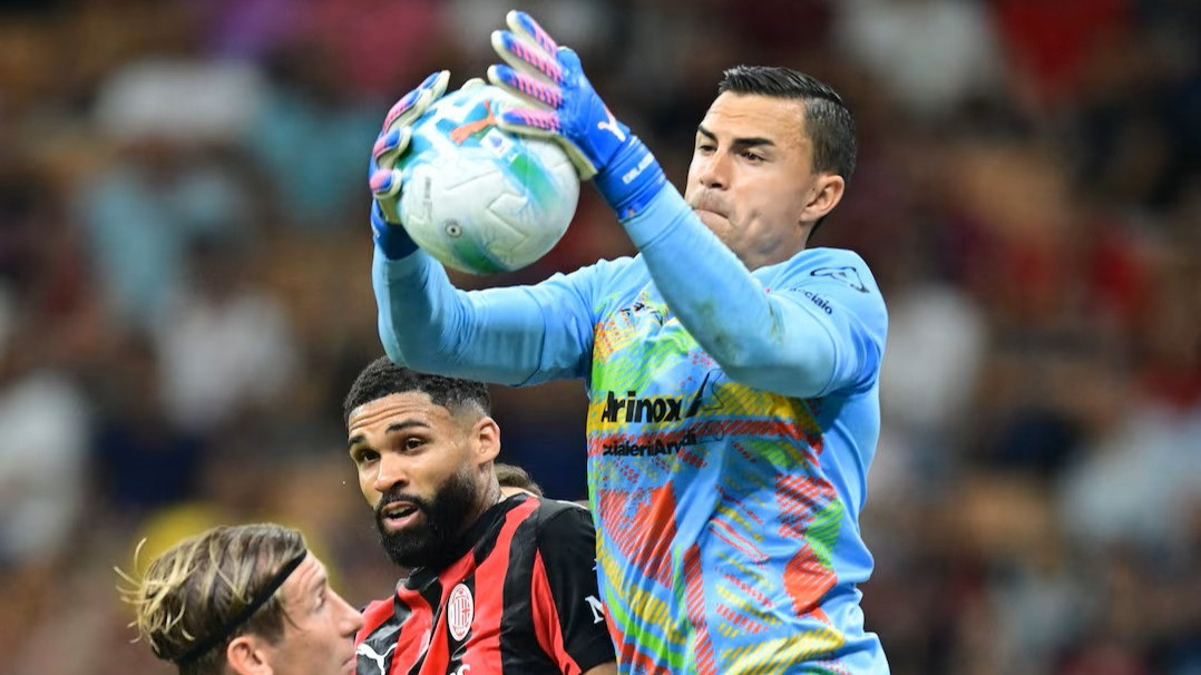 Kiper Timnas Indonesia Emil Audero saat bermain untuk Cremonese