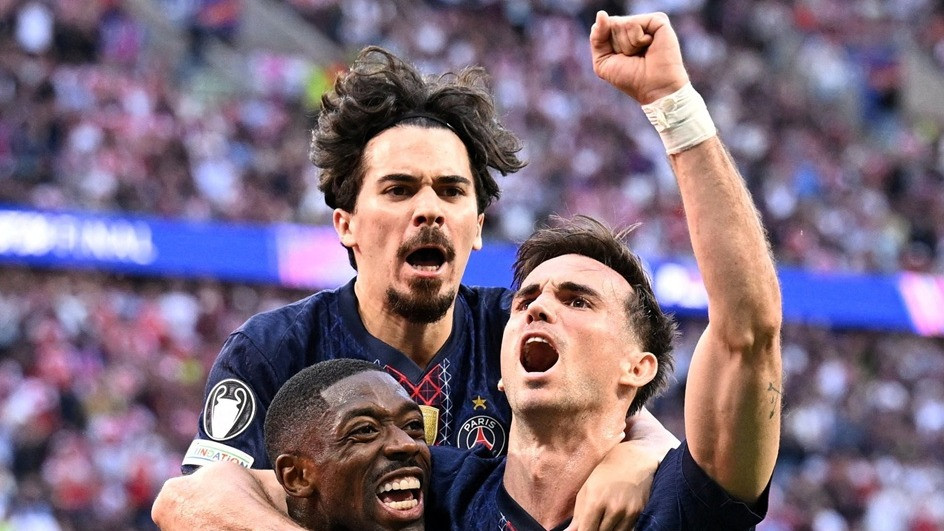 Para pemain PSG rayakan gol Ousmane Dembele