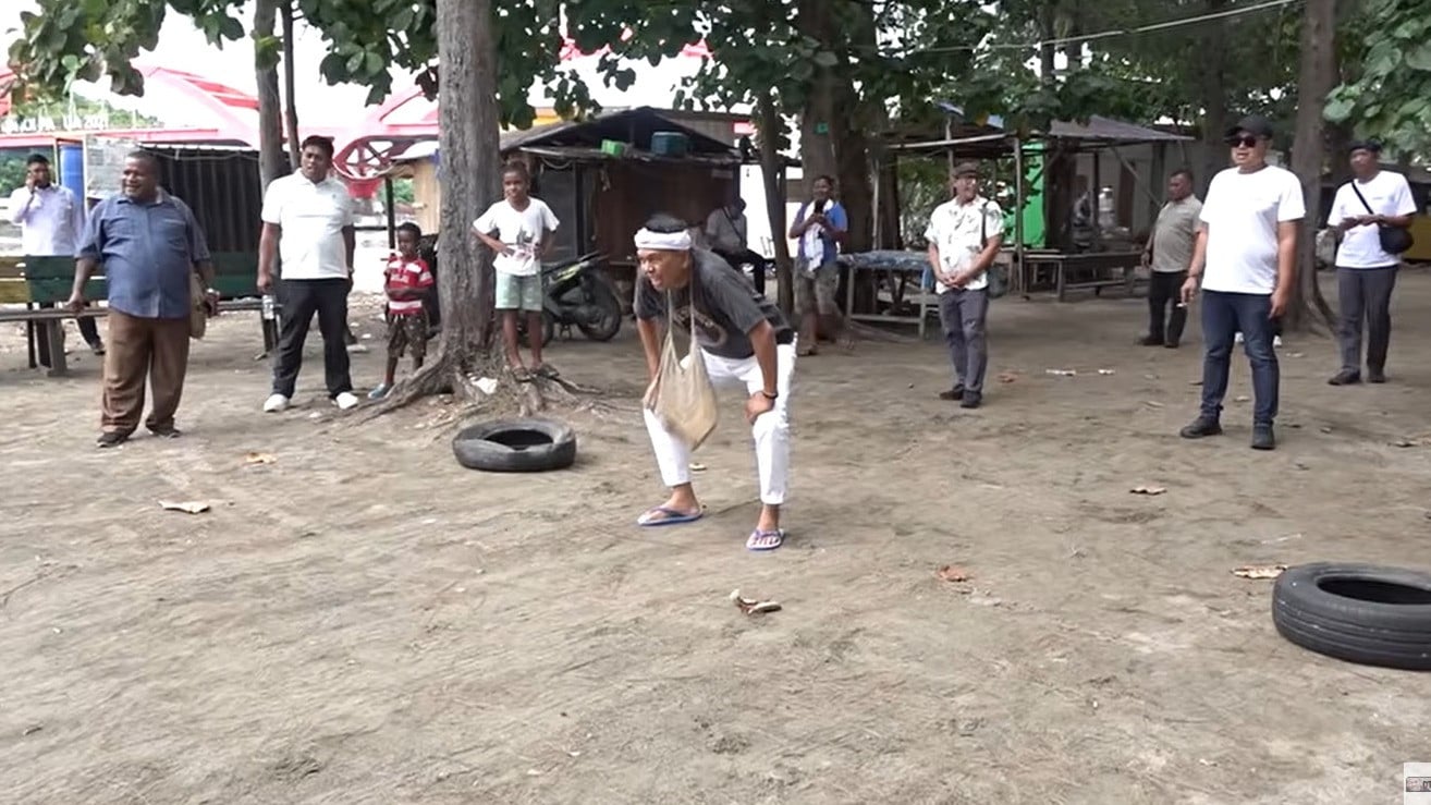 Dedi Mulyadi main bola bareng anak-anak Papua