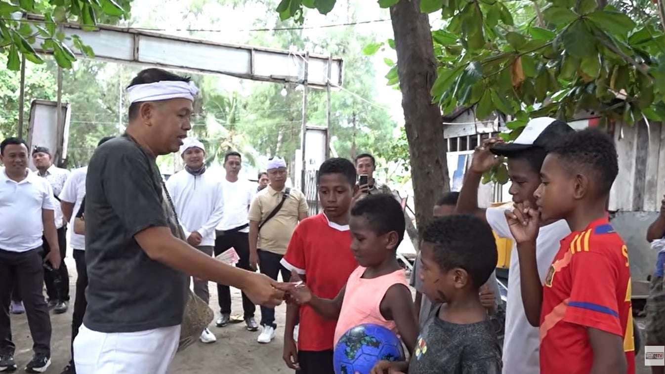 Dedi Mulyadi membagikan uang pada anak-anak Papua