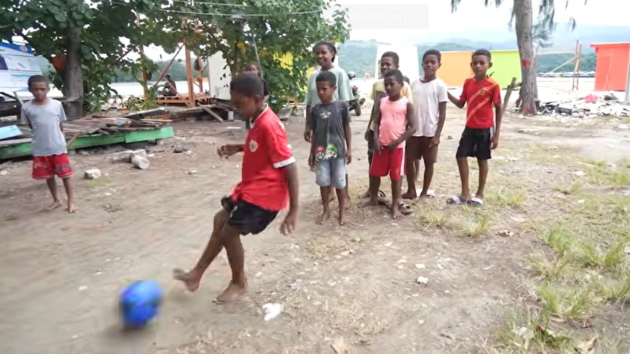 Anak-anak Papua main bola bersama Dedi Mulyadi