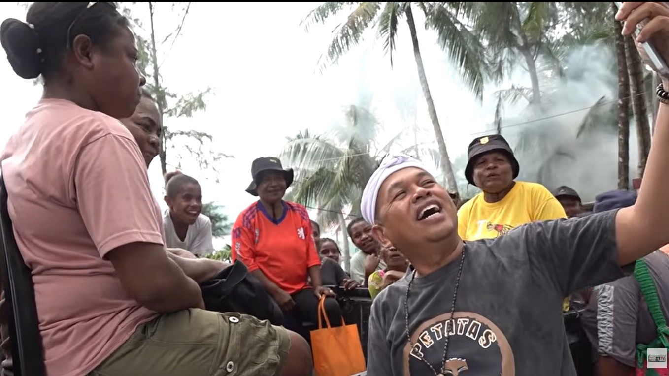 Dedi Mulyadi menyapa warga Kampung Enggros Papua