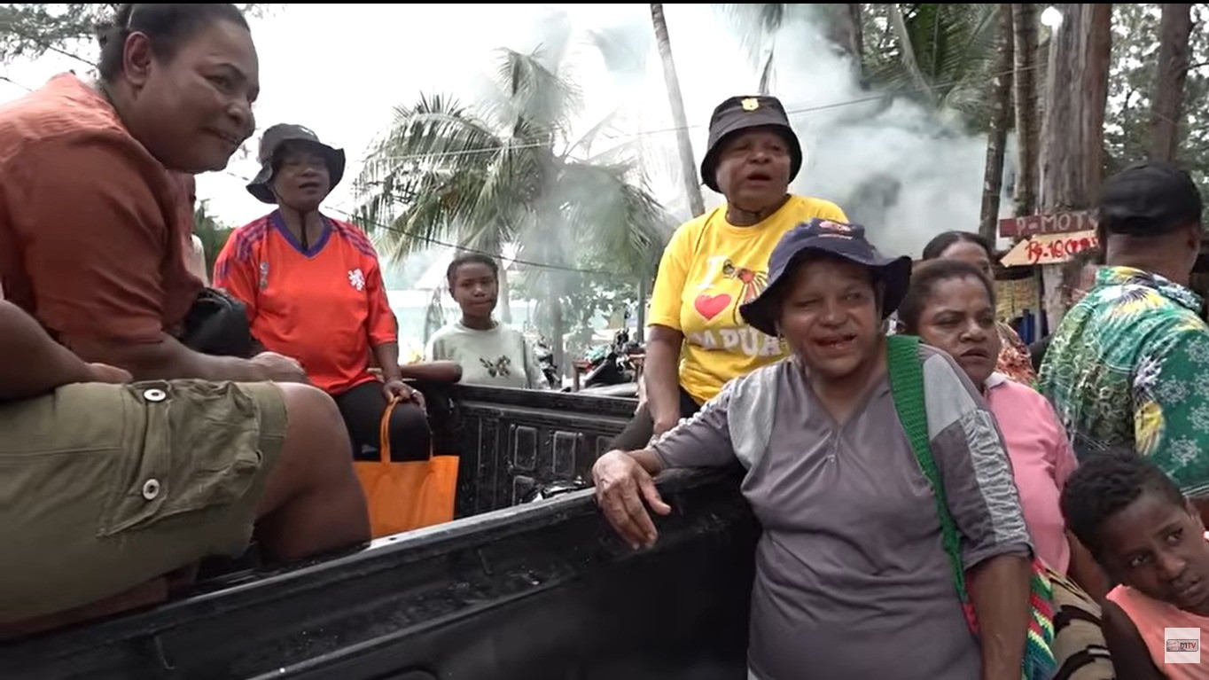Warga Kampung Enggros Papua saat bertemu dengan Dedi Mulyadi