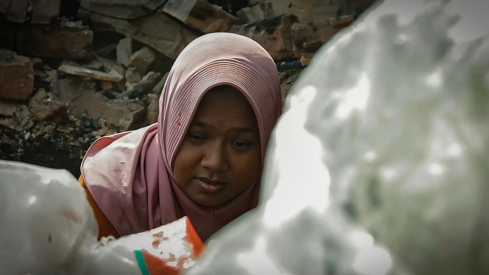 Tak Menyerah Setelah Rumah Ludes Imbas Kebakaran di Kebon Kosong, Warga Cari Harta Benda yang Tertimbun