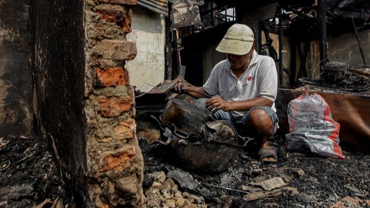 Tak Menyerah Setelah Rumah Ludes Imbas Kebakaran di Kebon Kosong, Warga Cari Harta Benda yang Tertimbun