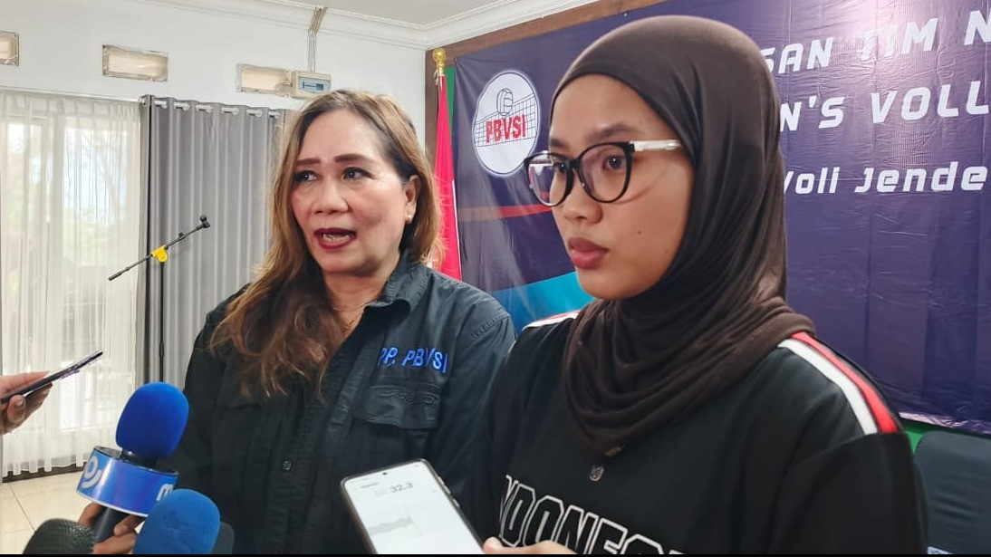 Manajer Timnas Voli Putri Indonesia, Luciana Taroreh bersama Kapten Timnas Voli Putri Indonesia, Tisya Amallya Putri