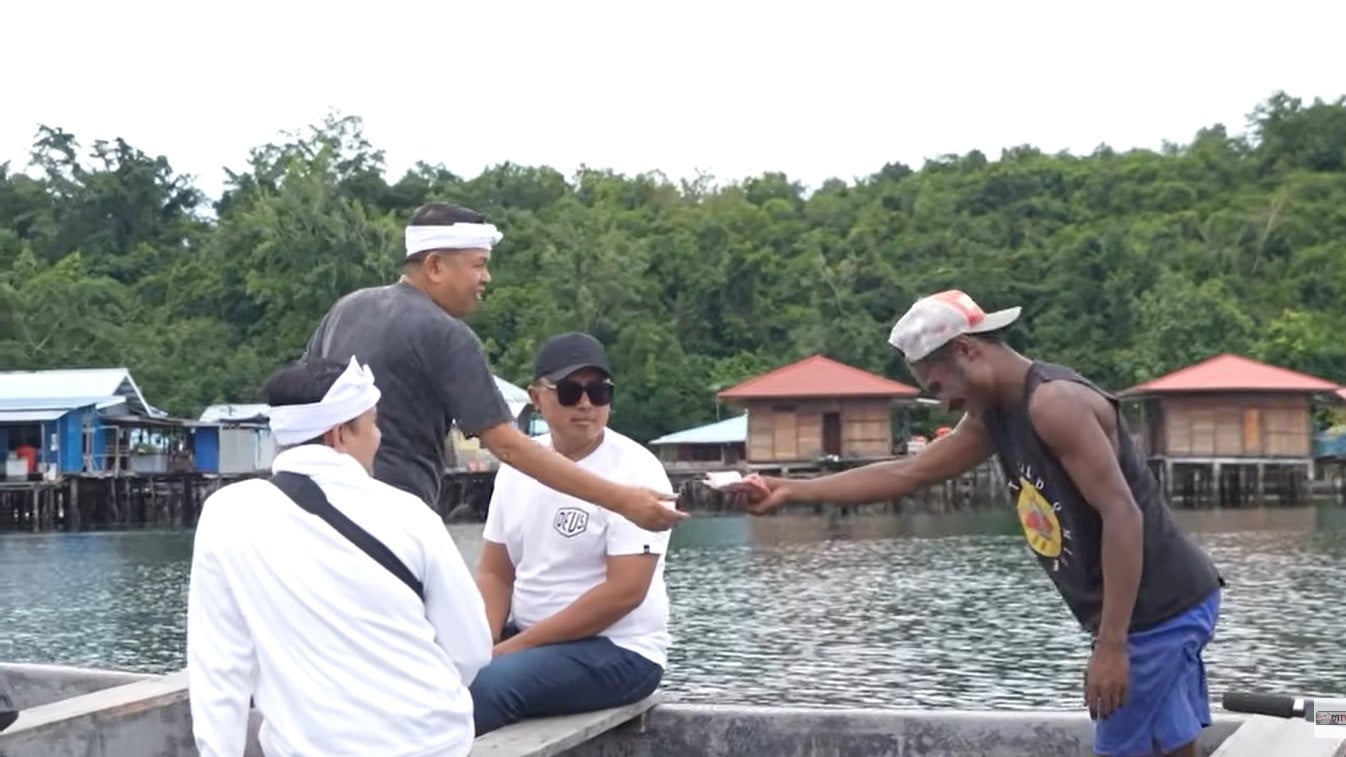 Dedi Mulyadi beri bantuan uang tunai untuk warga Kampung Tobati
