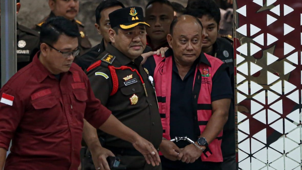 Mantan Kepala BGN, Dadan Hindayana saat digiring ke mobil tahanan Kejagung, Rabu (3/6).