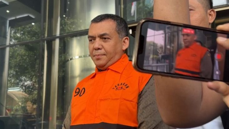 Wakil Menteri Imigrasi dan Pemasyarakatan Silmy Karim berjalan menuju mobil tahanan setelah keluar dari Gedung Merah Putih KPK, Jakarta, Kamis (4/6/2026).
