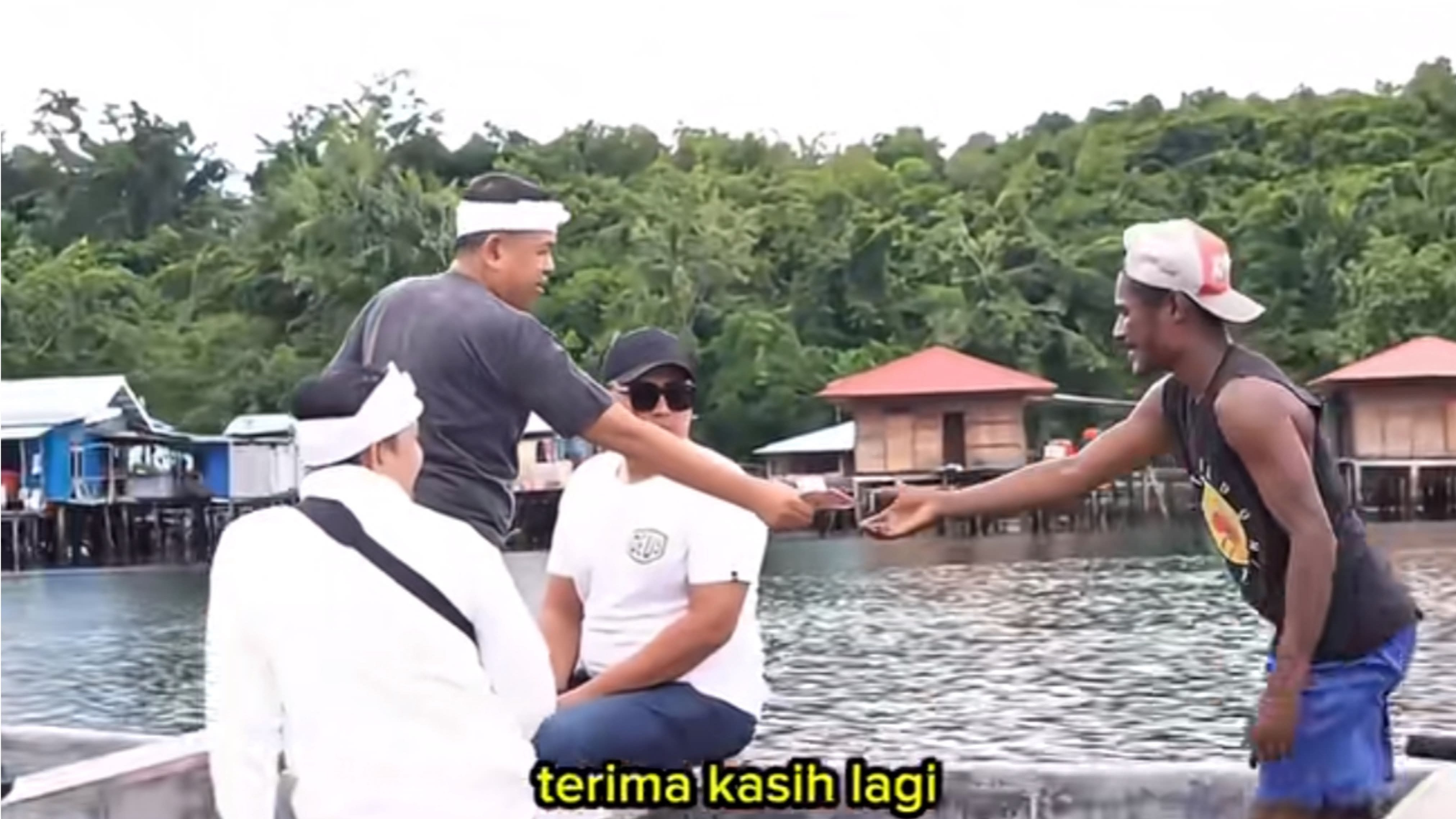 Dedi Mulyadi Kaget Dengar Biaya Hidup Warga Papua, Penghasilan Rp300 Ribu Sehari Habis untuk Kebutuhan Keluarga
            - galeri foto