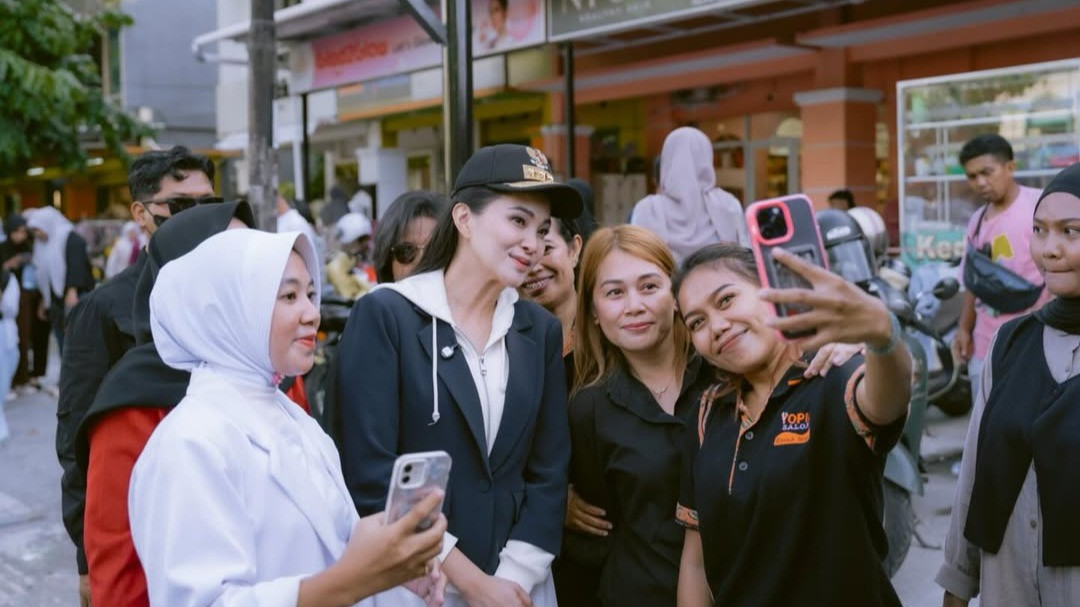 Gubernur Maluku Utara, Sherly Tjoanda Laos (tengah)