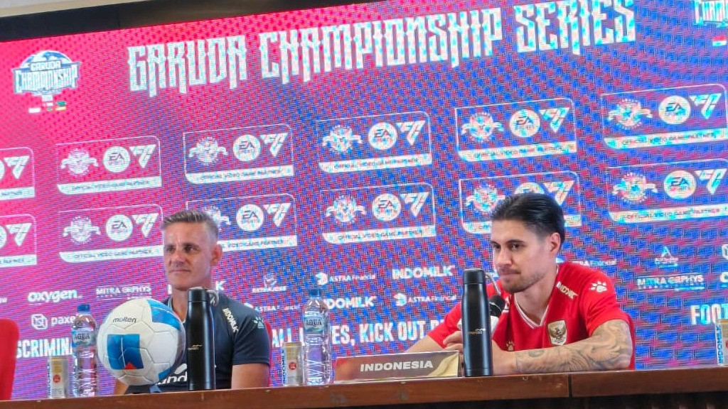 Pelatih Timnas Indonesia, John Herdman bersama Kevin Diks di Konferensi Pers FIFA Matchday Timnas Indonesia vs Oman