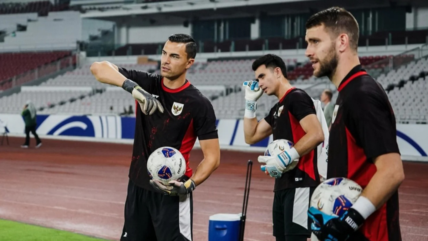 Emil Audero (kiri) dan Maarten Paes (kanan) bersama Nadeo Argawinata.