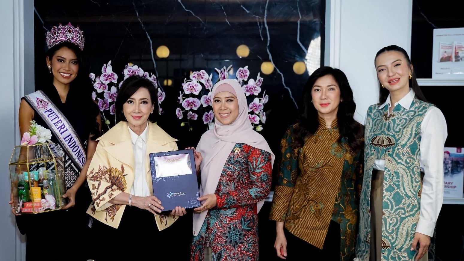Menteri Komunikasi dan Digital Meutya Hafid, Raline Shah dan Puteri Indonesia.