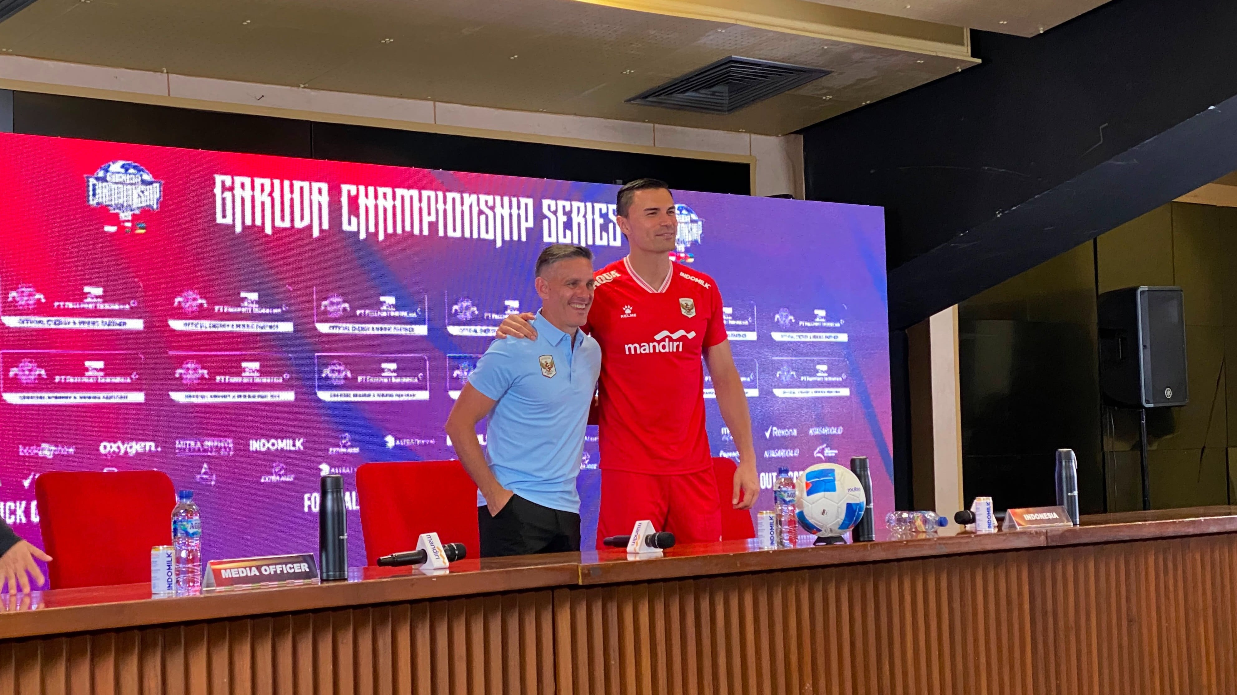 Pelatih Timnas Indonesia, John Herdman Bersama Emil Audero di Sesi Konferensi Pers