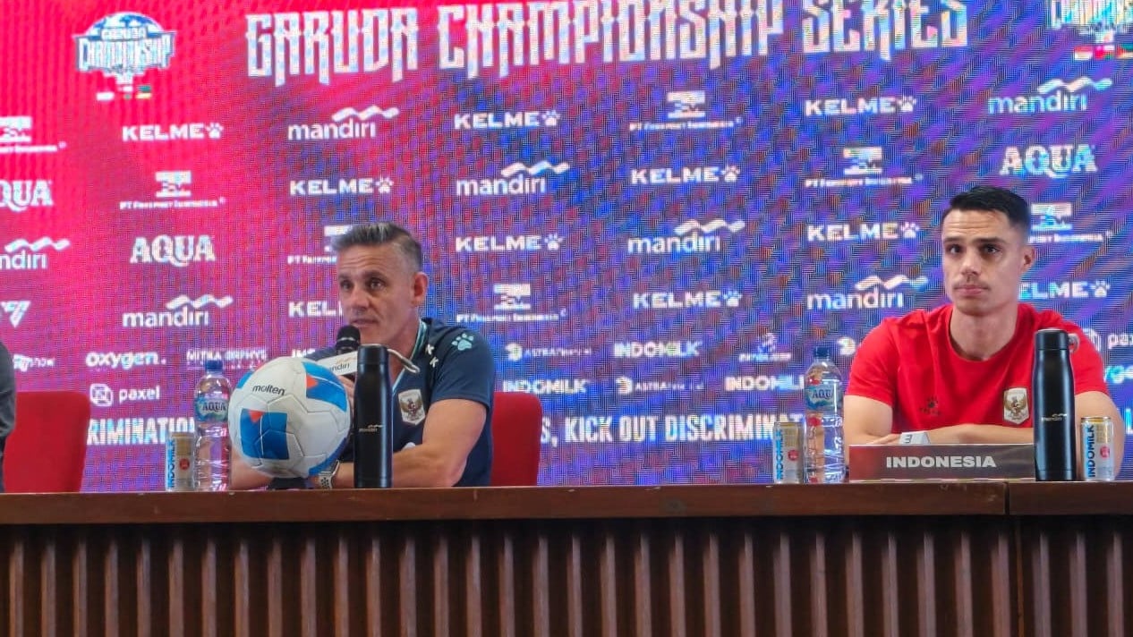 John Herdman dan Joey Pelupessy di Sesi Konferensi Pers Jelang Timnas Indonesia vs Mozambik