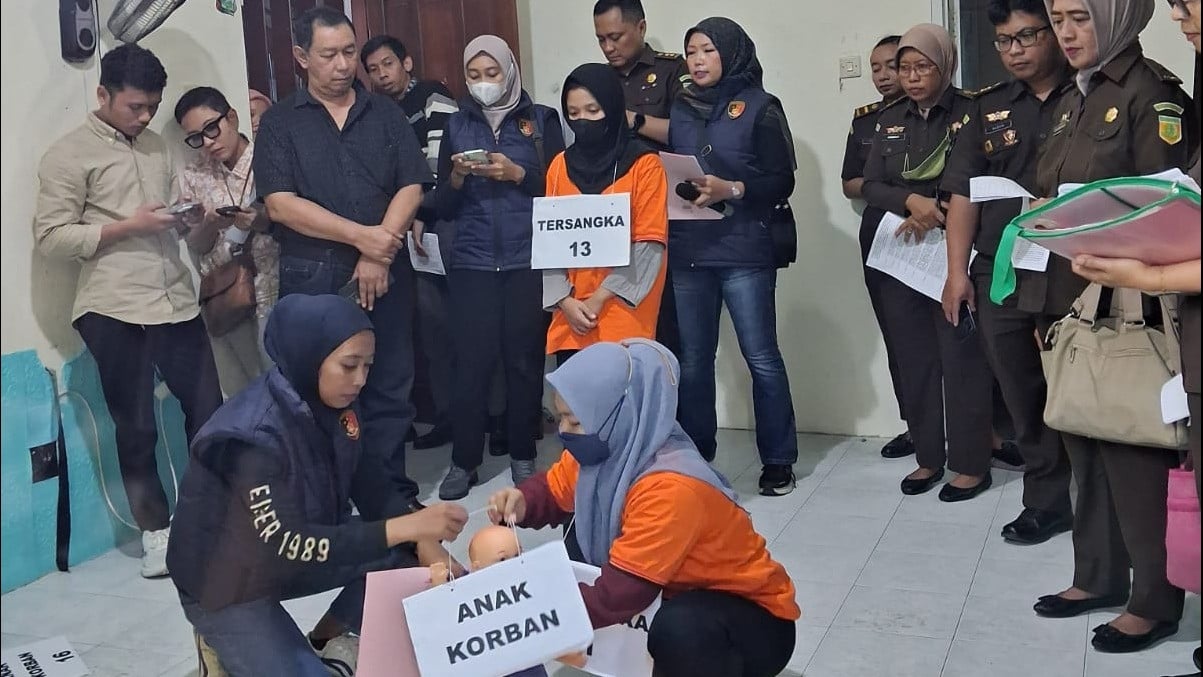 Tersangka melakukan rekonstruksi dugaan kekerasan terhadap anak di Daycare Little Aresha Yogyakarta, Selasa (9/6/2026).