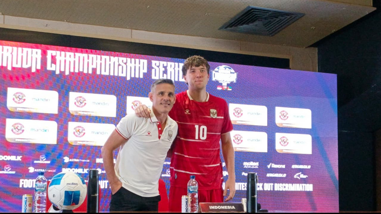 Pelatih Timnas Indonesia John Herdman dan pemain Ole Romeny