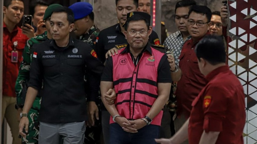 Mantan Wakil Kepala BGN Bidang Operasional, Sony Sonjaya saat digiring menuju mobil tahanan Kejagung, Rabu (3/6).