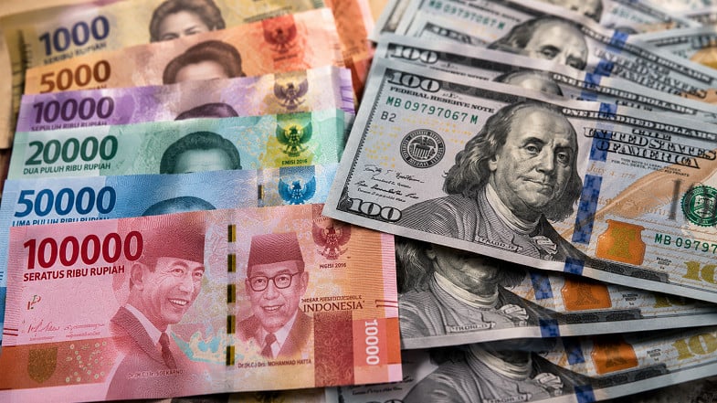 Ilustrasi uang rupiah dan dolar