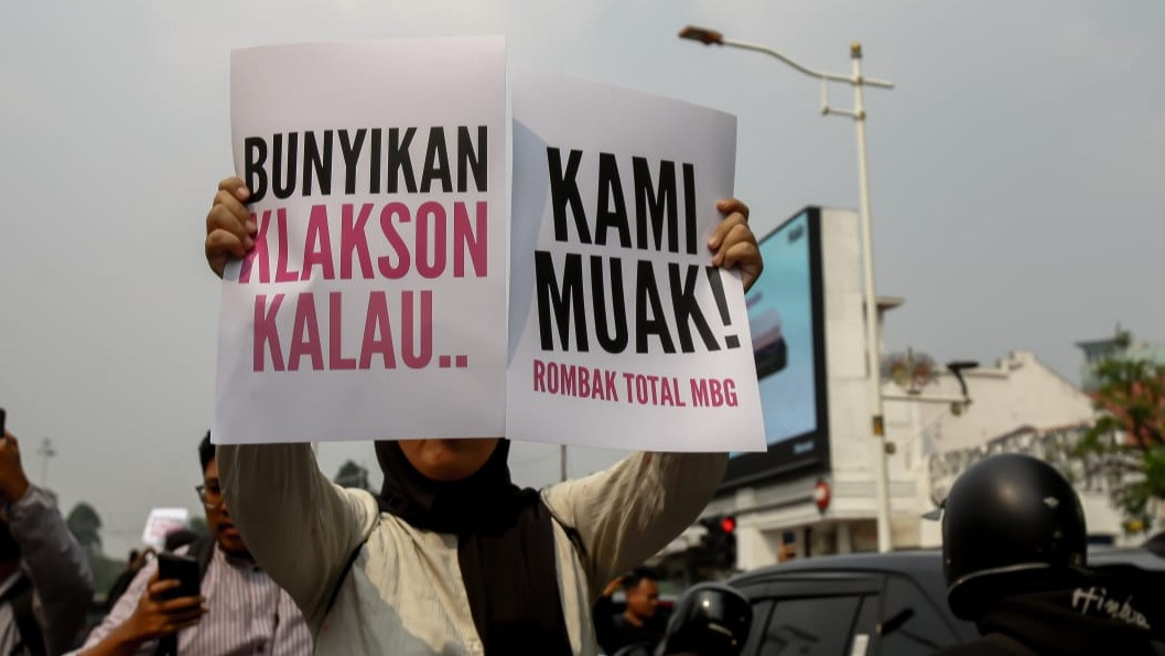 Lensa Berbicara: Aksi Unjuk Rasa Desak Pembenahan Program MBG di Kantor BGN