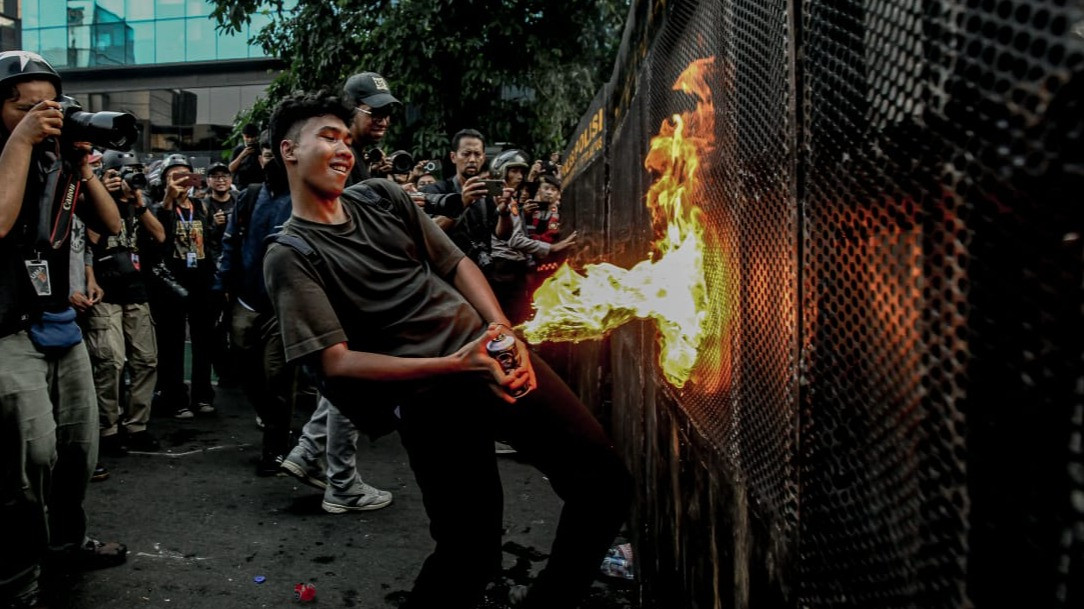 Mahasiswa BEM Jabodetabek menggelar unjuk rasa, menuntut pelemahan rupiah dan kenaikan harga BBM, di Jalan Jenderal Sudirman, Jakarta Pusat, Jumat (12/6/2026)