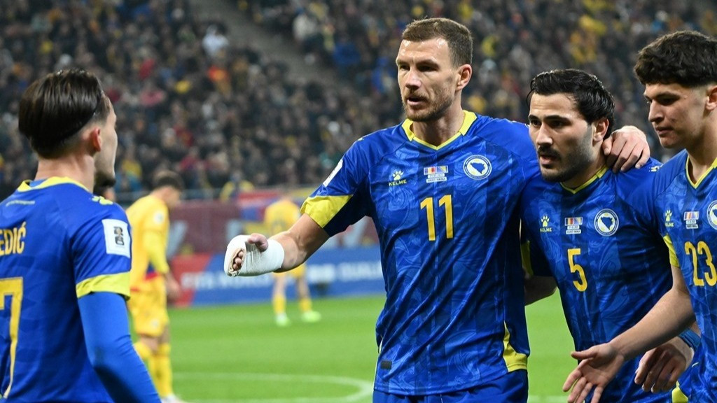 Potret Edin Dzeko (nomor punggung 11), kapten Timnas Bosnia-Herzegovina