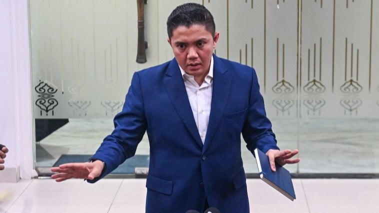 Sekretaris Kabinet (Seskab) Teddy Indra Wijaya menjawab pertanyaan wartawan di ruang media, di kompleks Istana Merdeka, Jakarta, Jumat (10/4).