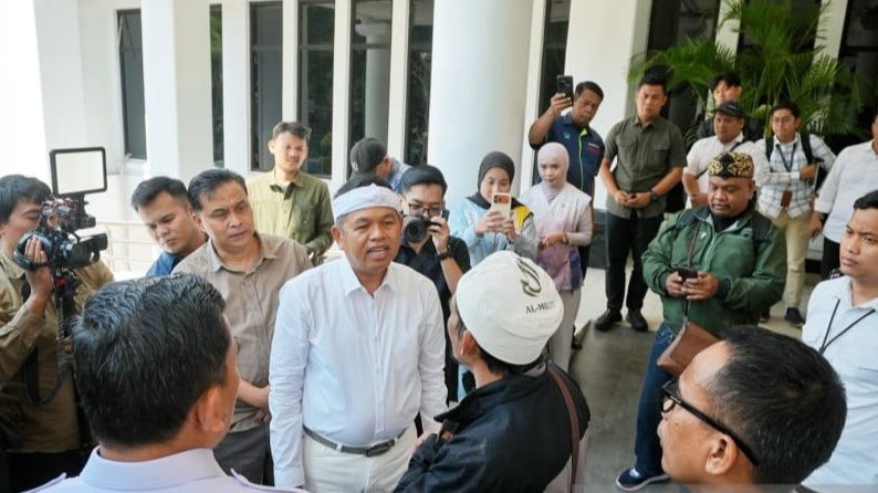 Gubernur Jawa Barat, Dedi Mulyadi memberikan penjelasan kepada masyarakat yang protes SPMB Jabar di Kompleks Dinas Pendidikan Jawa Barat, Bandung, Selasa (9/6).