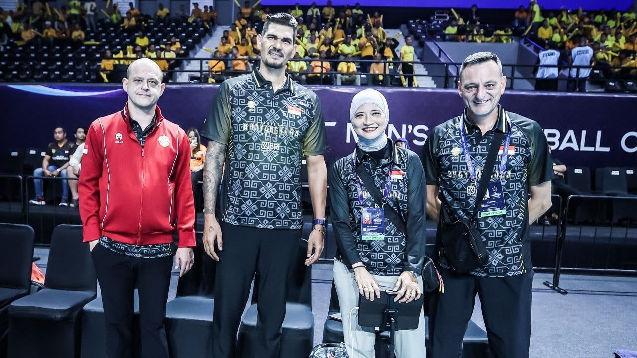 Pelatih sementara Timnas Voli Indonesia, Reidel Toiran (tengah) bersama pelatih Jakarta Popsivo, Darko Dobreskov (kiri) dan Eks pemain Posivo, Rita Kurniati (Kanan)