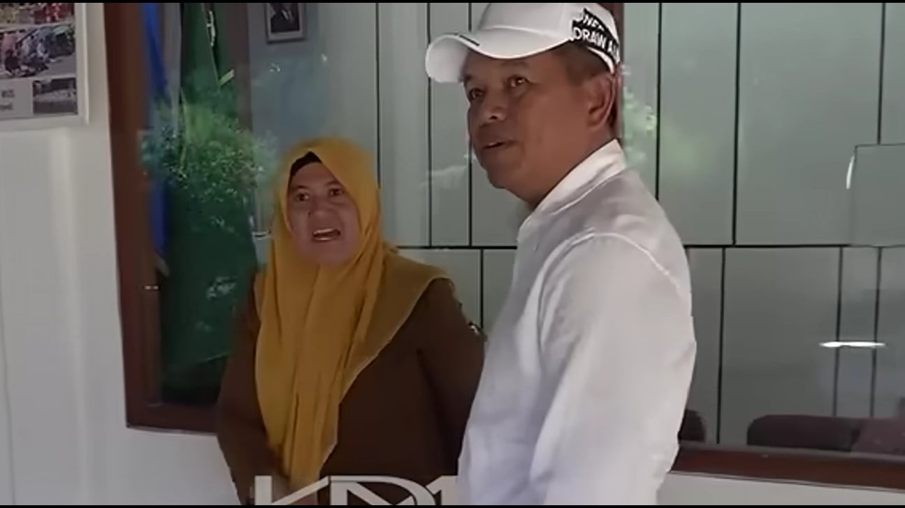 Gubernur Jawa Barat, Dedi Mulyadi, saat mengunjungi SMAN 1 Kota Depok