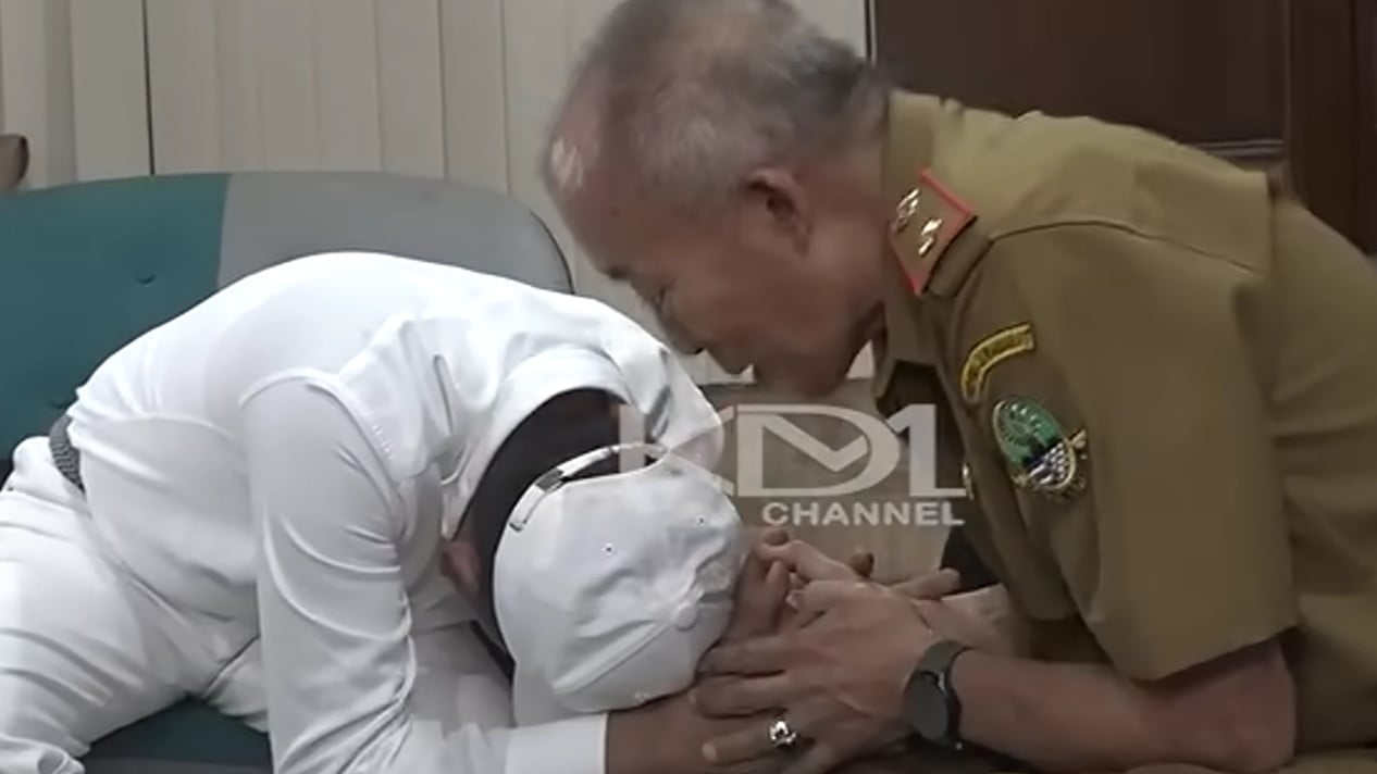 Gubernur Jawa Barat, Dedi Mulyadi, saat mengunjungi SMAN 1 Kota Depok