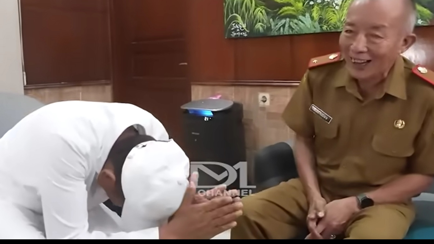 Gubernur Dedi Mulyadi sungkem ke Kepsek SMAN 1 Kota Depok