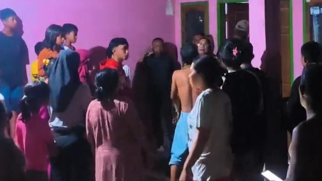 Warga geruduk kantor lurah gerebek2 oknum lurah pesta miras