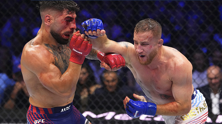 Justin Gaethje (kanan) menyerang Ilia Topuria di UFC White House.