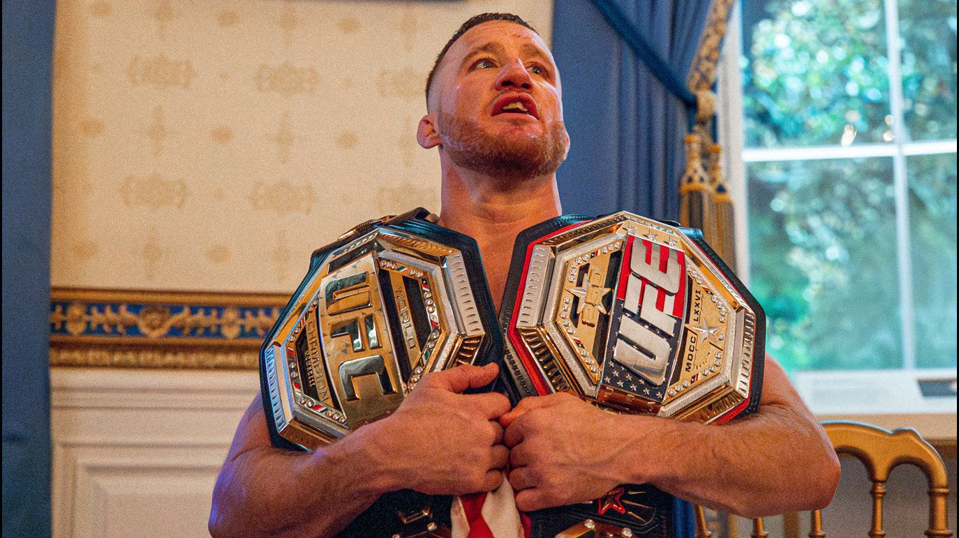 Justin Gaethje memegang dua sabuk gelar juara usai UFC White House.