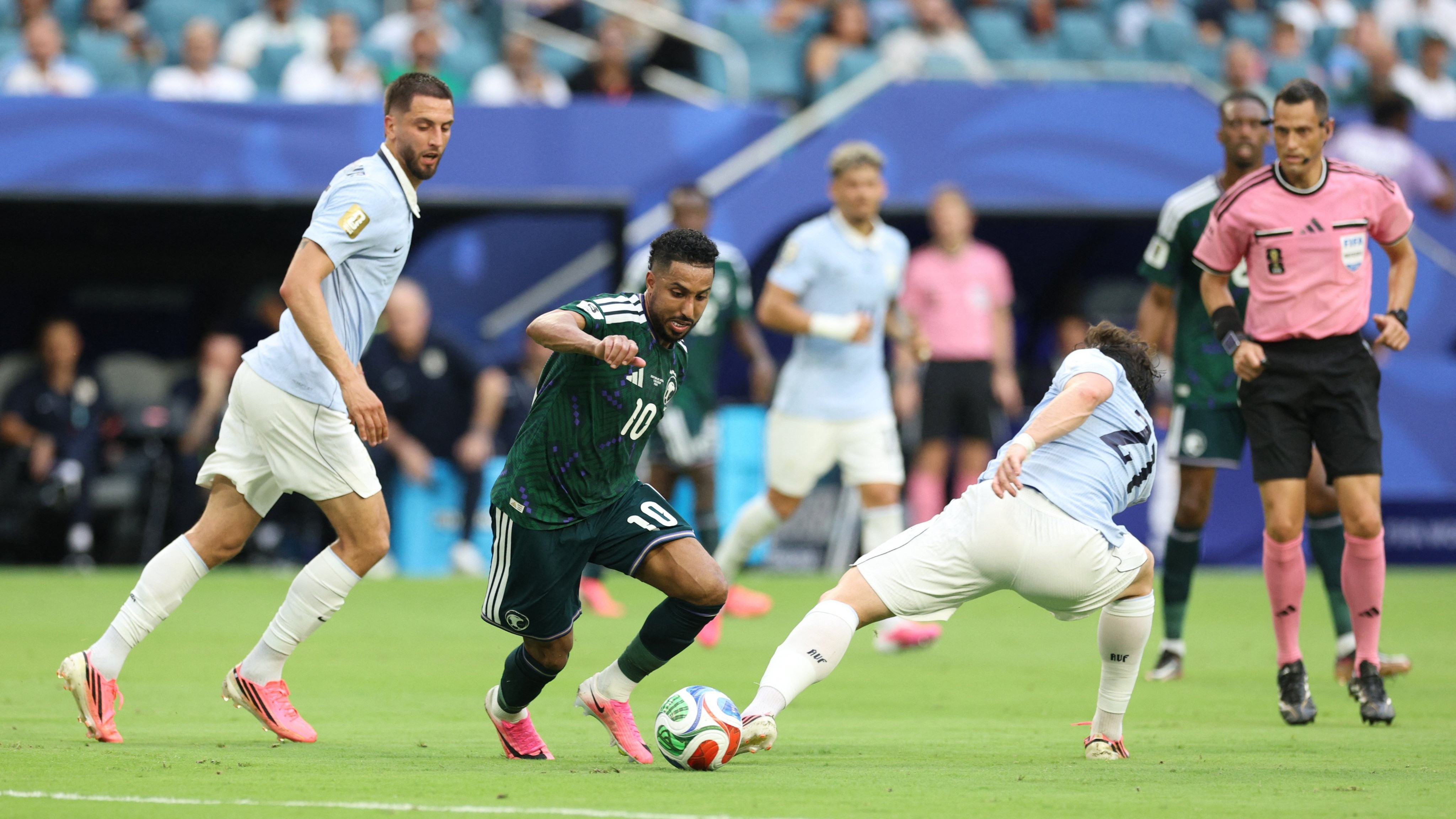Kapten Timnas Arab Saudi, Salem Al-Dawsari (tengah) di Piala Dunia 2026