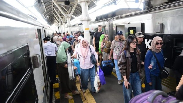 Penumpang kereta api penuhi Stasiun Yogyakarta di wilayah Daop 6 Yogyakarta.