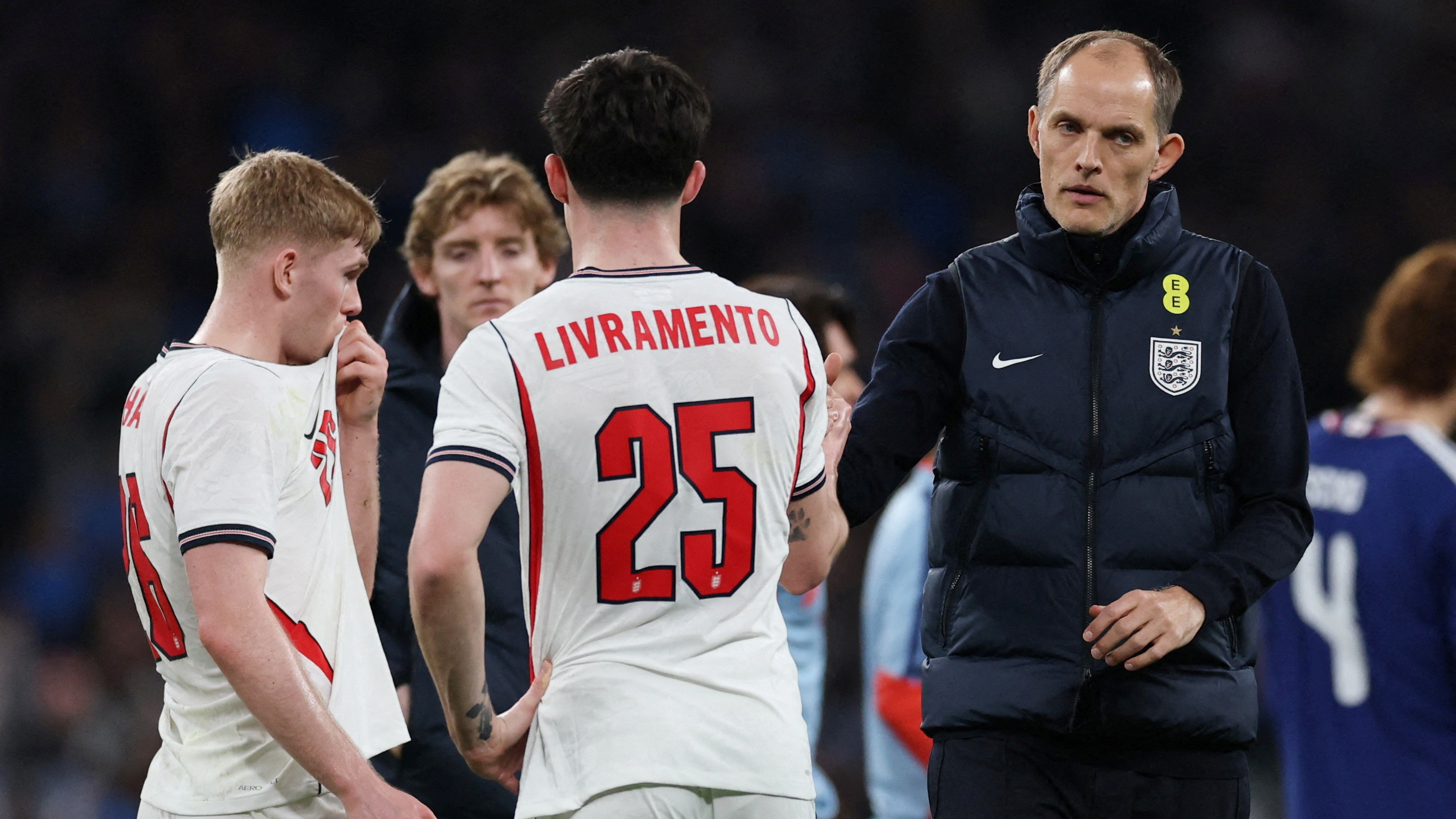 Dua Pemain Timnas Inggris, Lewis Hall dan Tino Livramento bersama Pelatih Thomas Tuchel
