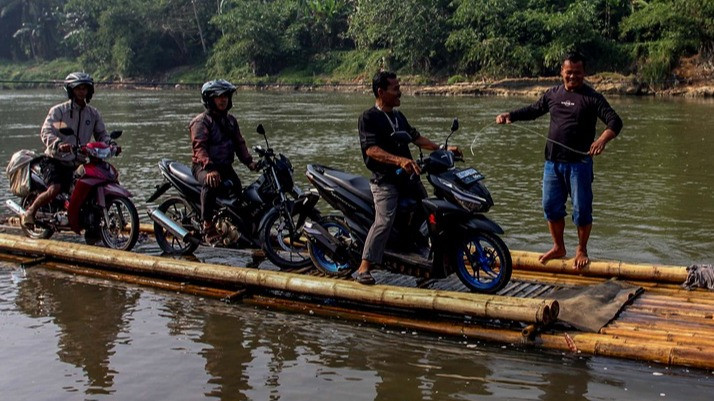 Rakit Bambu di Ciseeng Masih Jadi Andalan Warga Menyeberangi Sungai Cisadane