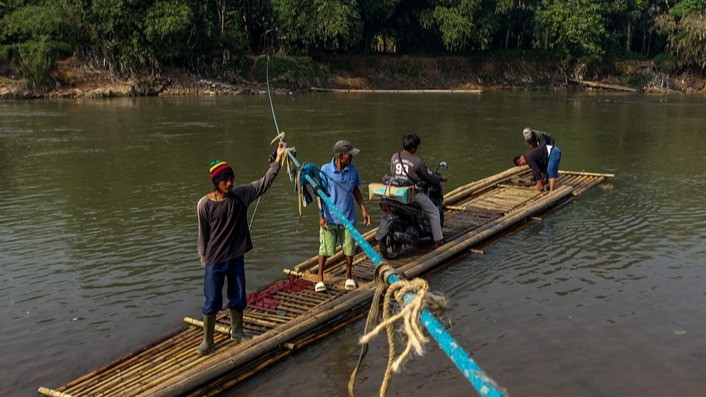 Rakit Bambu di Ciseeng Masih Jadi Andalan Warga Menyeberangi Sungai Cisadane
