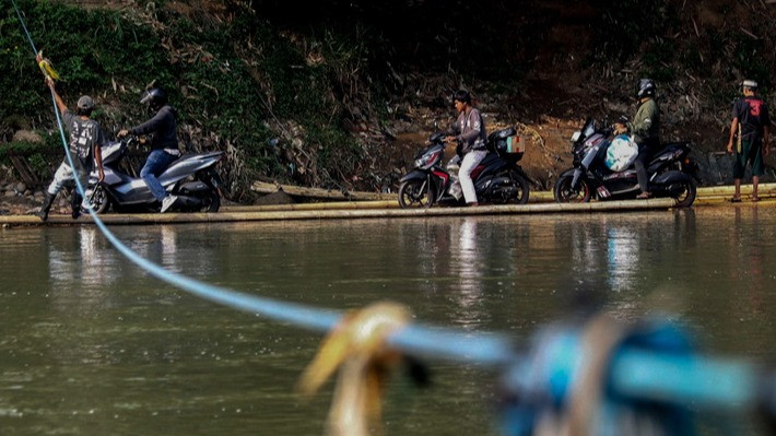 Rakit Bambu di Ciseeng Masih Jadi Andalan Warga Menyeberangi Sungai Cisadane