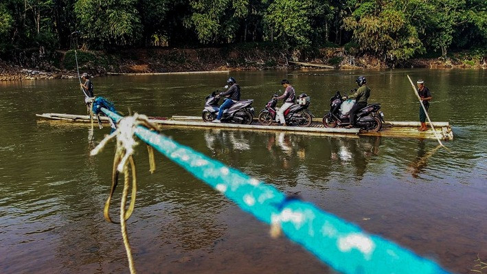 Rakit Bambu di Ciseeng Masih Jadi Andalan Warga Menyeberangi Sungai Cisadane