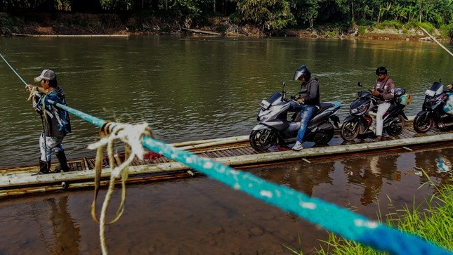 Rakit Bambu di Ciseeng Masih Jadi Andalan Warga Menyeberangi Sungai Cisadane