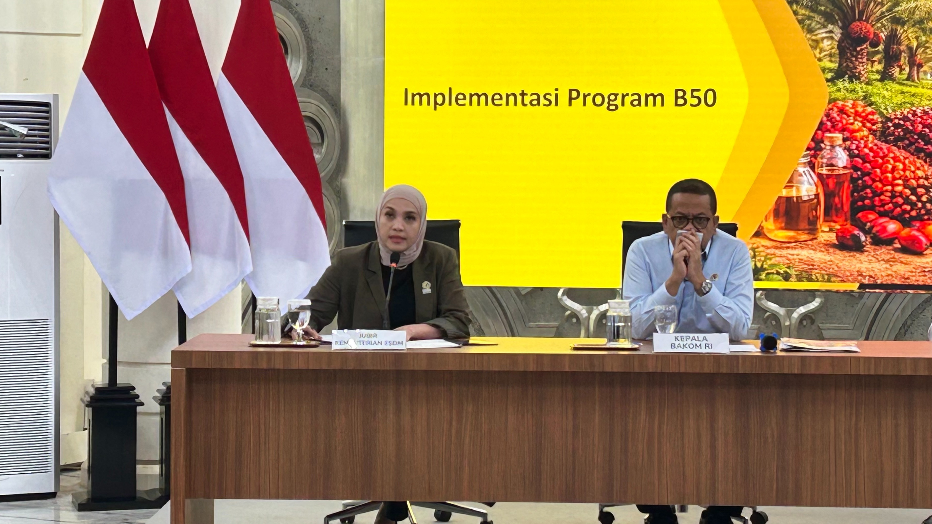Juru Bicara Kementerian ESDM Dwi Anggia dan Kepala Bakom RI Muhammad Qodari.