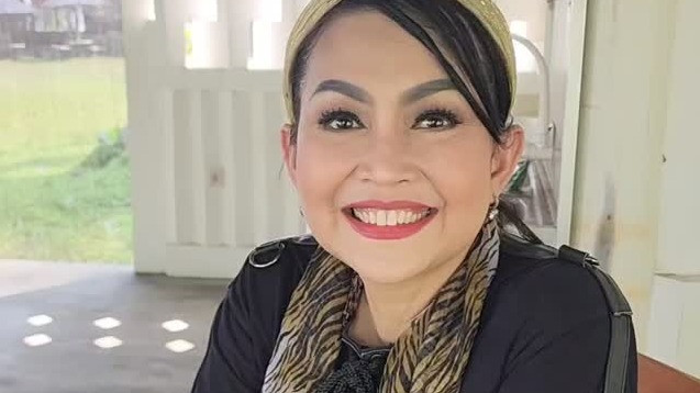 Penyanyi dan presenter, Ratna Listy