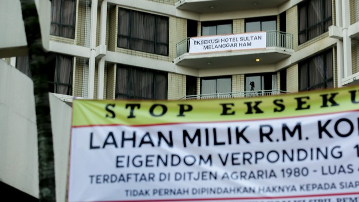 Kondisi Hotel Sultan Jelang Dieksekusi, Penuh Banner Penolakan hingga Terpasang Kawat Berduri